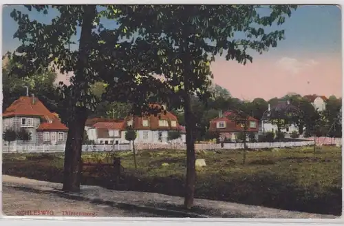 93953 AK Schleswig - Thiesenweg, vue sur la rue avec des maisons de citoyens