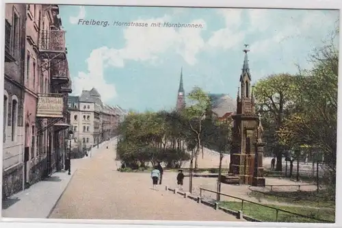 94425 AK Freiberg - Hornstrasse mit Hornbrunnen und Zahnkünstler Breitfeld 1909