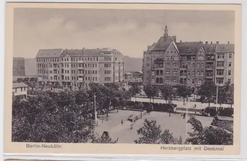 98683 Ak Berlin-Nekölln - Herzbergplatz avec monument vers 1915