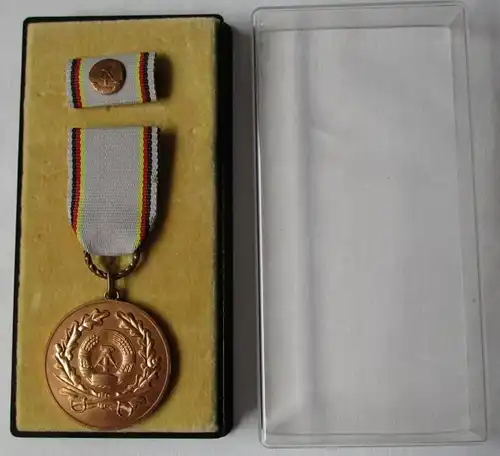 DDR Ordre Médaille militaire du mérite de la RDA Bartel 297 dans l'Etui (114537)