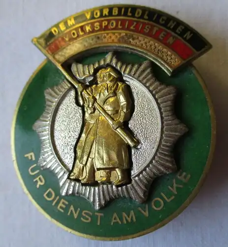 Médaille 'Signe d'honneur de la police populaire allemande' avec no de remise (135985)