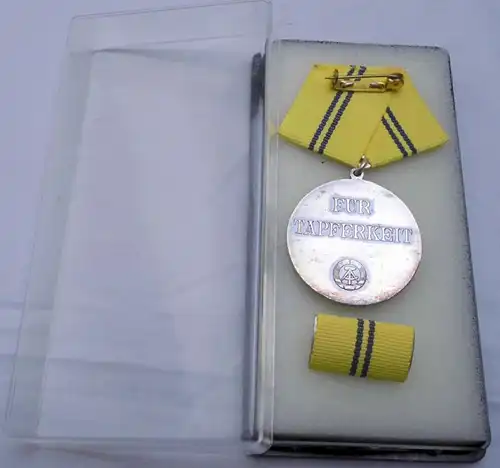 Médaille de courage DDR Blücher en argent dans l'étui (111737)