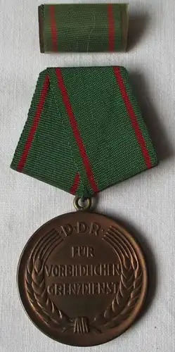 DDR Médaille pour le service frontalier exemplaire 1954 Numéro d'attribution 2110 (123785)