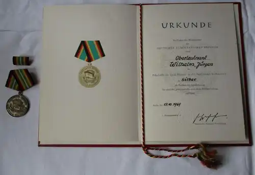 DDR Orden Konvolut Services de fidélité + Médaille du Mérite NVA, Ordre de combat (129655)