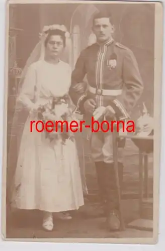 435111 Photo de mariage Ak Carabinier avec casque, sabre et ordre vers 1915