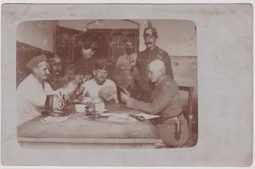 94277 Foto Feldpost Ak Landsturmsoldaten beim Skatspiel 1916