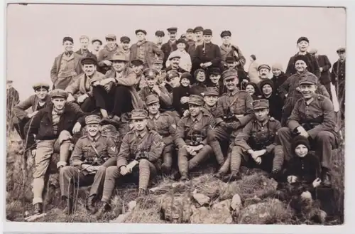 99050 Photo Groupe Ak Soldats et civils vers 1930