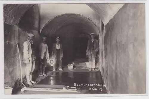 87921 Foto Ak Raumünzachstollen 7 km lang mit 4 Arbeitern um 1930