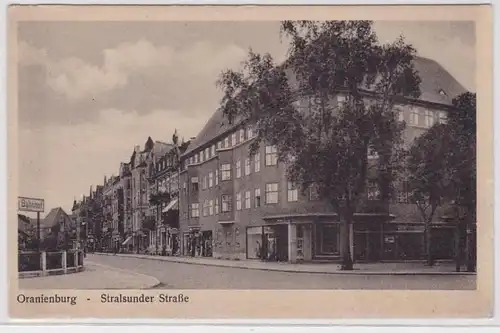 81051 AK Oranienburg - Stralsunder Straße, vue sur la rue avec des magasins vers 1920