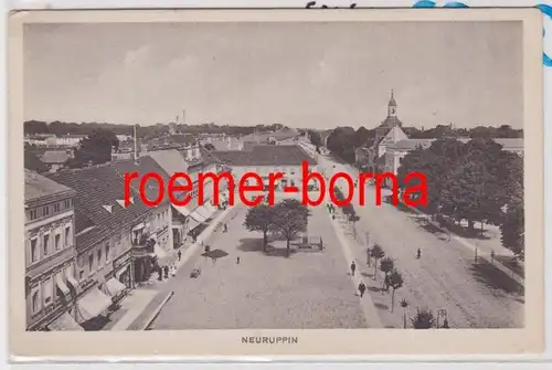 85535 Ak Neuruppin Vue d'en haut sur la place avec des magasins autour de 1920