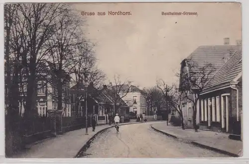 90049 AK Gruss de Nordhorn - Bentheimer-Strasse, vue sur la route avec cycliste