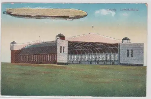 68691 Ak Leipzig Luftschiffhalle mit Zeppelin Darüber um 1910