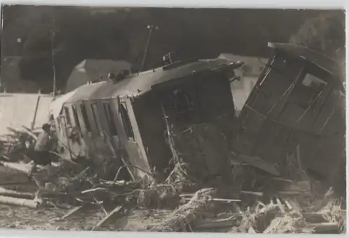 92165 Foto AK Weissig Großenhain Überschwemmungsgebiet m. angespülter Eisenbahn