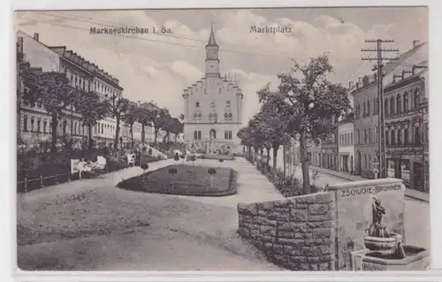 94730 AK Markneukirchen in Sachsen - Marktplatz mit Zschucke-Brunnen & Kirche