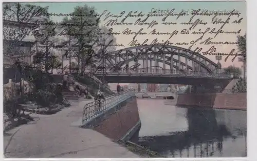 94098 AK Lübeck, Bei der Hüxtertorbrücke, Promenade mit Blick auf den Fluss 1910