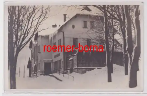 81632 Foto Ak Waldbaude Benecko Benetzko Riesengebirge im Winter 1944