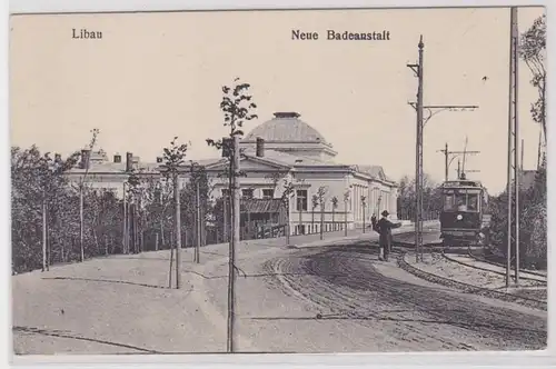 91564 AK Libau - Neue Badeanstalt davor Straßenbahn und Allee um 1910