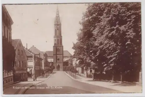 99051 Ak Sagan Zagan Friedrich Wilhelm Strasse mit ev.Kirche 1925