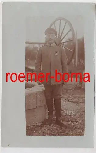 86347 Foto Ak Soldat mit Eisernem Kreuz am Brunnen um 1915