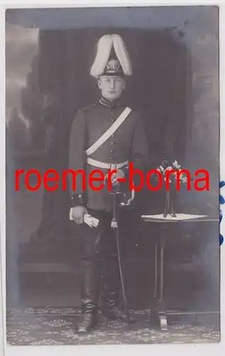 85149 Foto Ak Soldat in Paradeuniform mit Pickelhaube und Säbel um 1915
