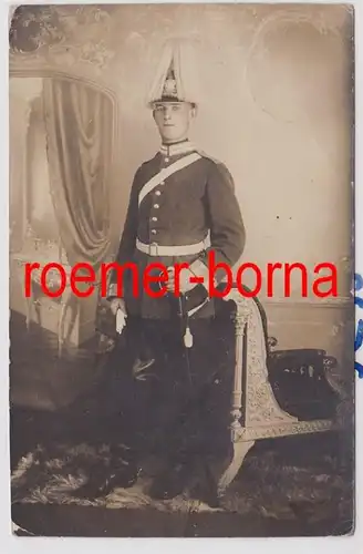 85147 Foto Ak Soldat in Paradeuniform mit Paradehelm und Säbel 1915