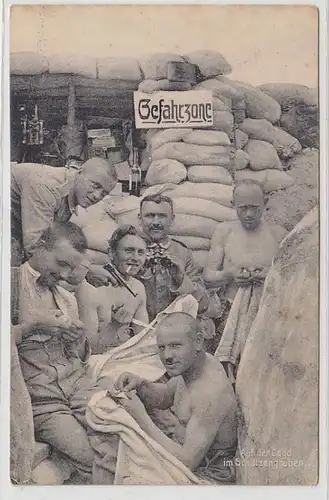 69022 Ak Soldats allemands dans la tranchée avec un pistolet 1ère guerre mondiale vers 1915