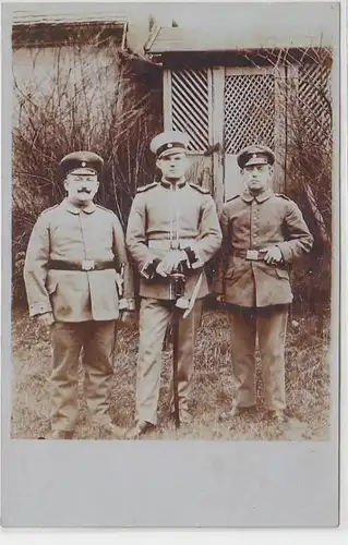 16841 Foto Ak 3 Soldaten dabei Offizier mit Offiziersdegen Sachsen um 1915