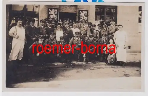 84718 Foto Ak München Reichs-Frontsoldatentag 1929 Soldaten u. Wirt vor Gasthaus