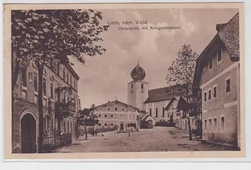 34785 AK Lam Wald bavarois - Place principale avec monument guerrier & St. Ulrich Eglise