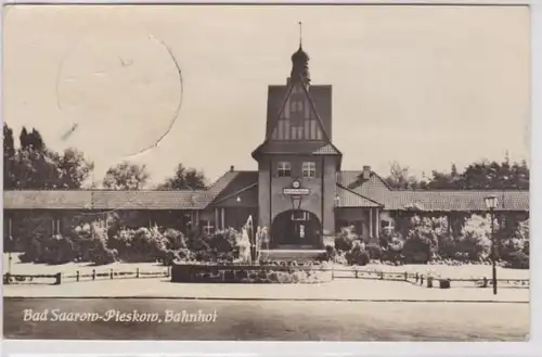 88262 Ak Bad Saarow Pieskow Bahnhof und Vorplatz mit Brunnen um 1950