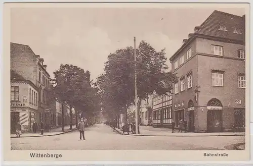 68357 Ak Wittenberge Bahnstrasse mit Geschäften um 1930