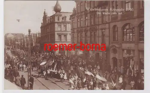 84870 Foto Ak Wilhelmshaven Kriegsjahr 1916: Die Wache zieht auf