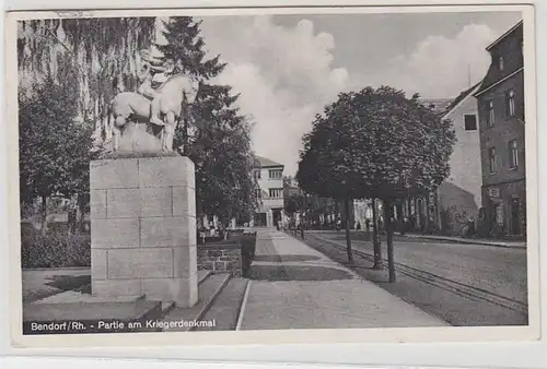 46704 Ak Bendorf am Rhein Partie am Kriegerdenkmal 1953