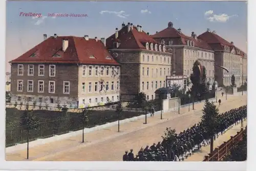 86102 AK Freiberg - Infanterie Kaserne mit Truppenaufmarsch 1917