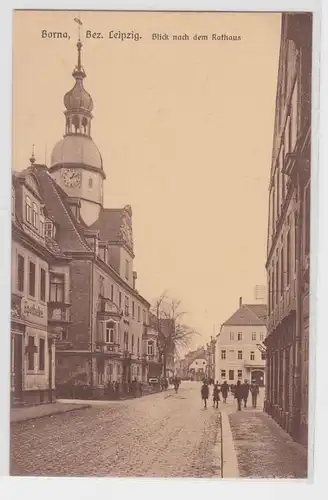 09166 Ak Borna Blick nach dem Rathaus Straßenansicht mit Geschäften um 1910