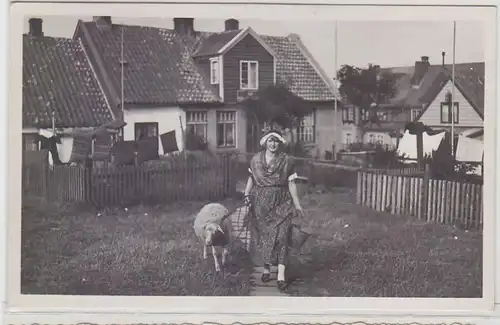 30767 Ak Helgolanderin avec mouton vers 1930