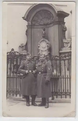 68003 Foto Ak 2 Deutsche Luftwaffensoldaten in Brüssel vor Manneken pis 1941