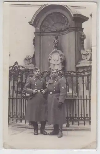 68003 Photo Ak 2 Soldats allemands de l'armée de L'air à Bruxelles avant Manneken pis 1941