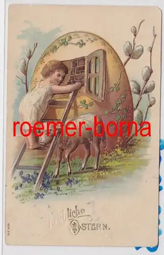 86009 geprägte Ak Fröhliche Ostern. Kind mit Schaf an einem Ei als Haus 1914