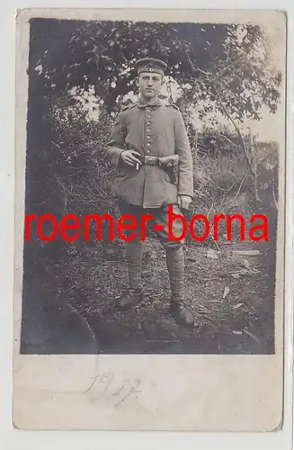 03530 Foto Ak Soldat in feldgrau mit Pistolentasche um 1917