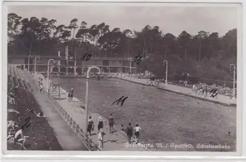 10581 Ak Frankfurt am Main - Sportfeld und Schwimmbahn um 1930