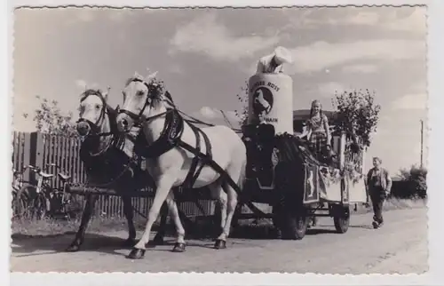 67910 Foto AK Parade Pferdewagen Weisses Ross um 1920