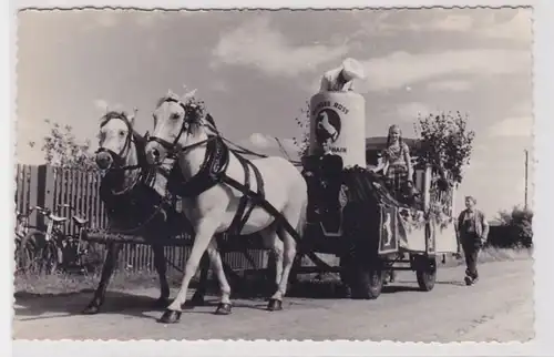 67910 Photo AK Parade Chariots de chevaux Blancs Ross vers 1920