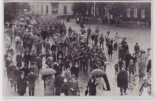 70147 Foto Ak Ratzeburg Militärkolonne zieht durch die Stadt um 1930