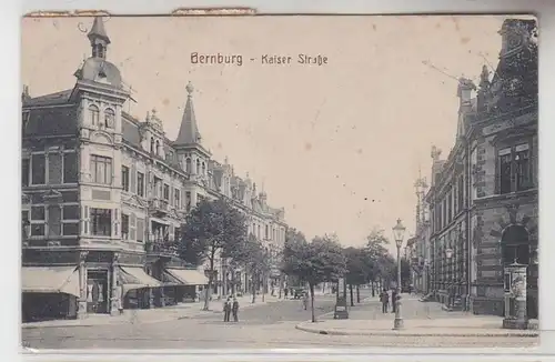 70336 Ak Bernburg Kaiserstrasse mit Litfasssäule 1920