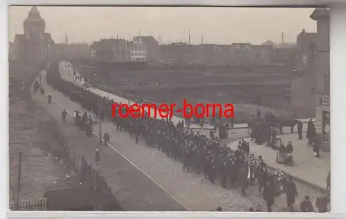 72964  Foto Ak Nürnberg ? riesiger Trauerzug an einer Großbaustelle um 1910