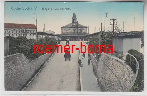 73235 Ak Reichenbach im Vogtland Eingang zum Bahnhof um 1910