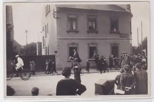 73831 Foto AK Nerchau Karneval Radfahrerumzug mit Zuschauern um 1930