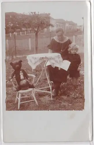 76022 photo Ak enfant avec ours en peluche, poupée et balle 1929