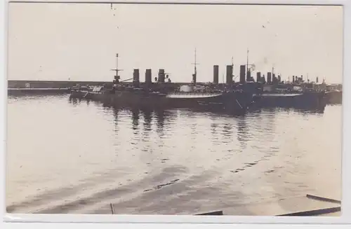 78829 Photo Ak croiseurs italiens dans le port de Gênes 1914